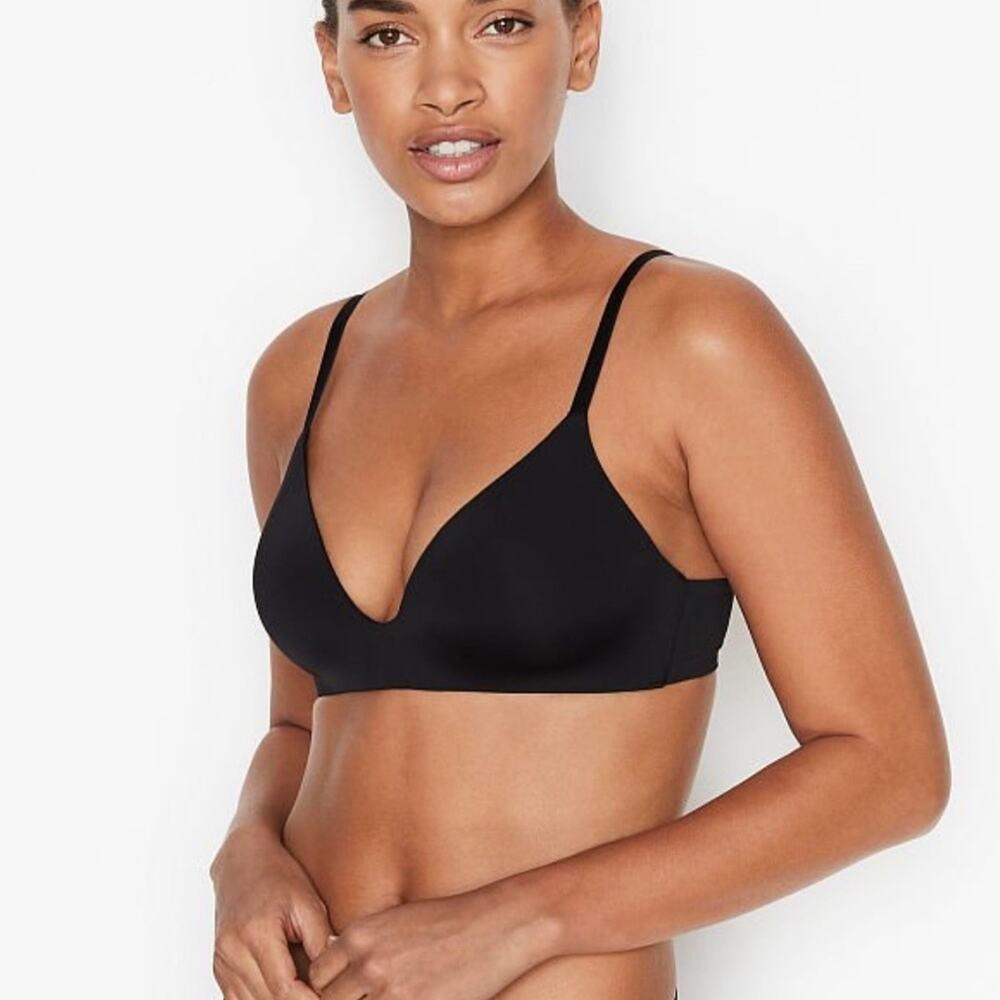 VICTORIAS SECRET Black Wireless Bra Incredible Black Gold Logo Straps Size 32B